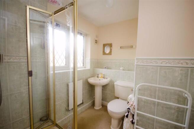 EN-SUITE SHOWER ROOM