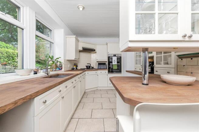 4 bed Detached for sale Image 9