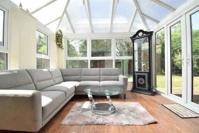 4 bed Detached to rent Image 8
