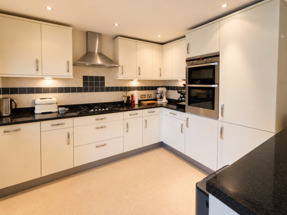2 bed Ground Flat for sale Image 12