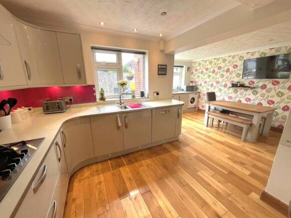 5 bed Semi-Detached for sale Image 4
