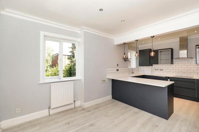 3 bed Apartment to rent Image 6