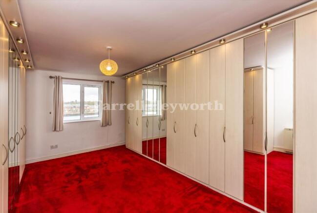 Bedroom 1 image 3