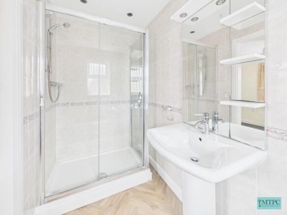 5 bed Detached to rent Image 11