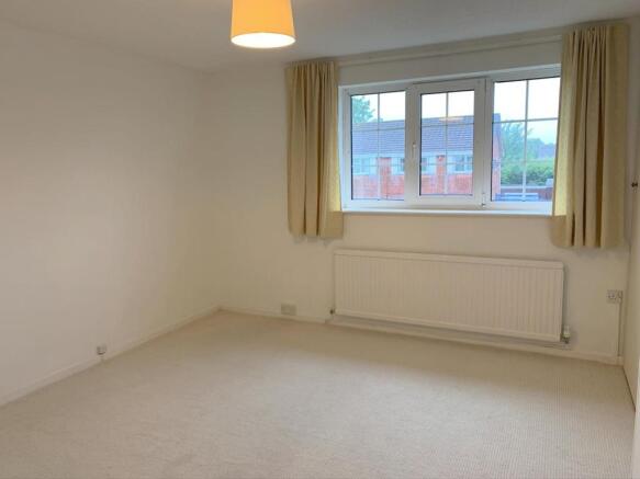 34 Glyn Rhosyn bed1-2.jpg