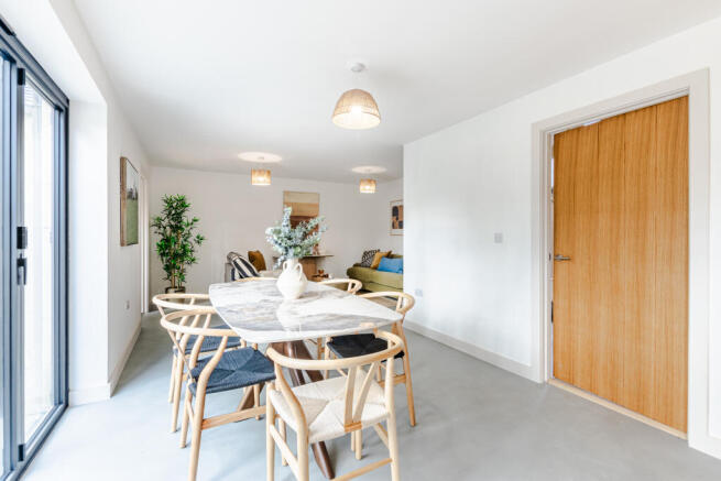 5 bed Detached for sale Image 9