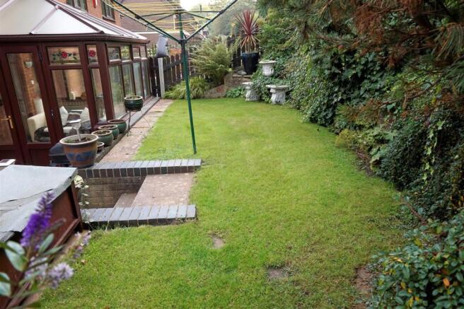 ENCLOSED REAR GARDEN