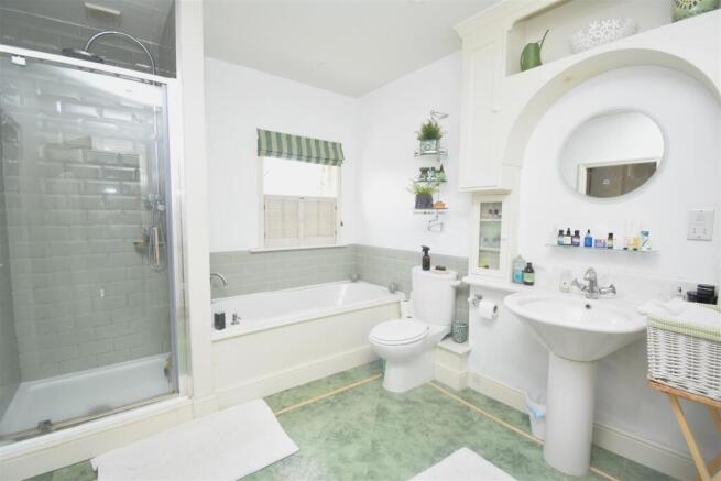 4 bed Detached to rent Image 12