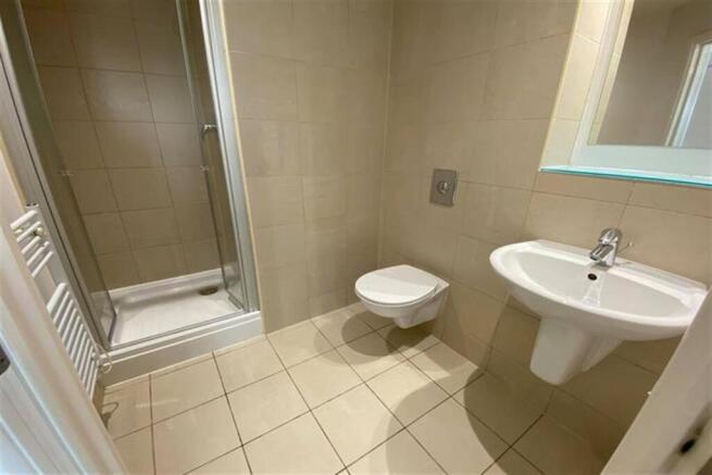 4 bed Apartment to rent Image 7