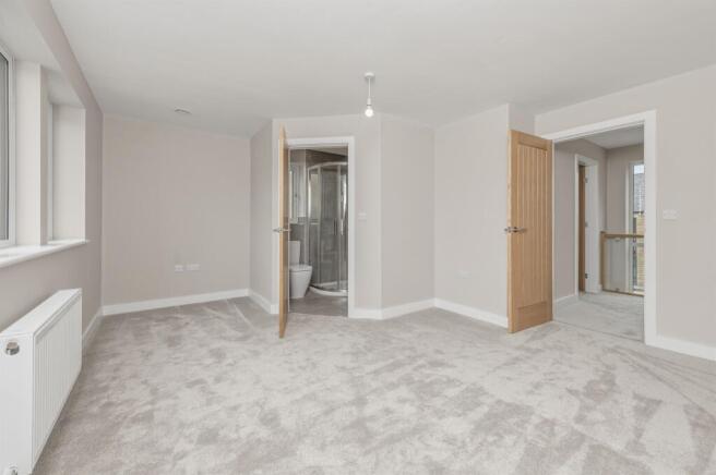 5 bed Detached for sale Image 11