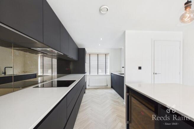 4 bed Detached to rent Image 5