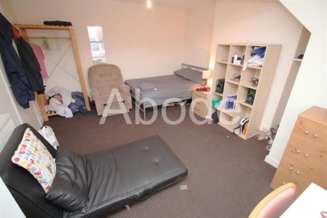 4 bed House to rent Image 10
