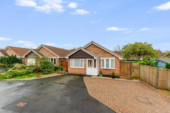 2 bed detached bungalow for sale Willow Gardens,