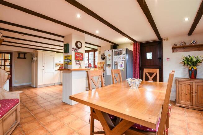 KITCHEN / FAMILY ROO