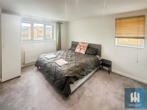 5 bed Detached to rent Image 4