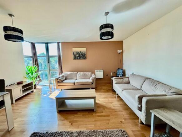 Living / Dining Area:
