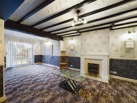 'L' SHAPED LOUNGE/ DINING ROOM