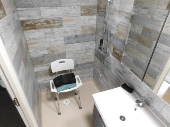 Wet Room to Bedroom 2