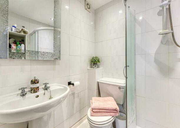Waterford-bed2 ensuite.jpg