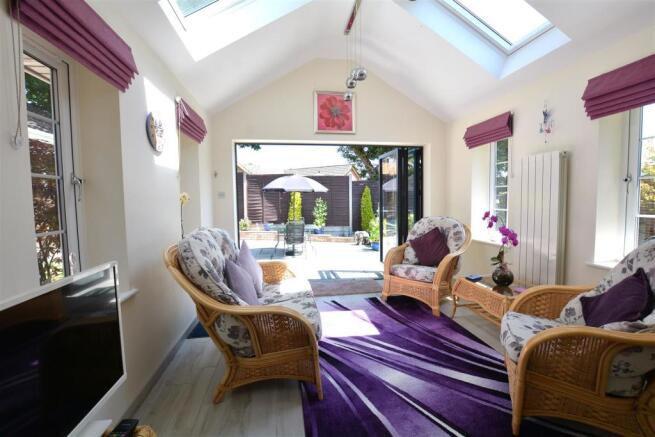 3. lounge to garden.JPG