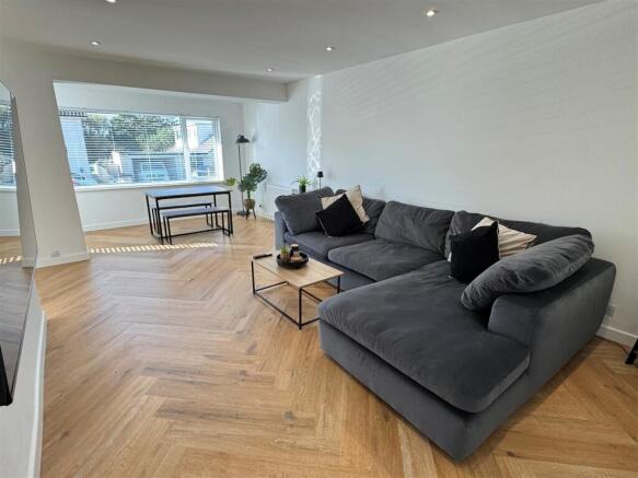 10 Parkland Close Lounge