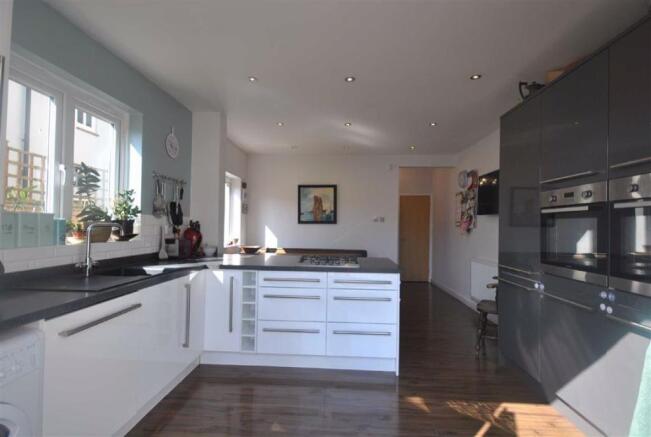 KITCHEN/BREAKFAST ROOM