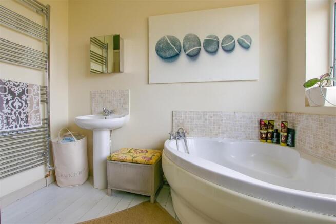 10_Lee Close_Bathroom.jpg