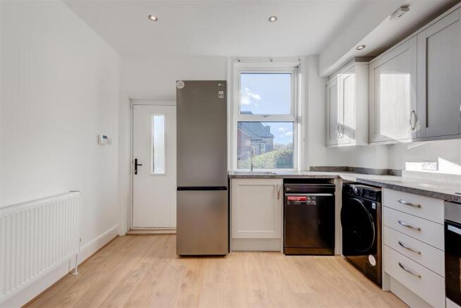 3 bed Terraced to rent Image 4
