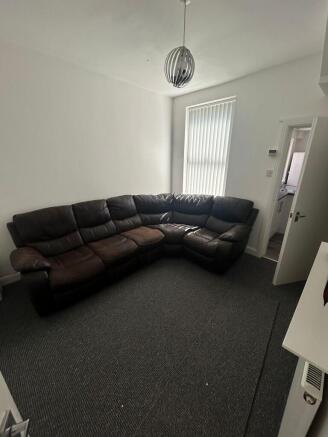 4 bed House to rent Image 5