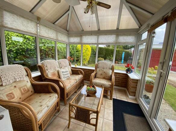 3 bed Detached Bungalow to rent Image 4