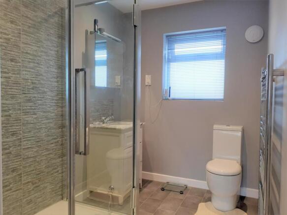 bed 1 en suite.jpg