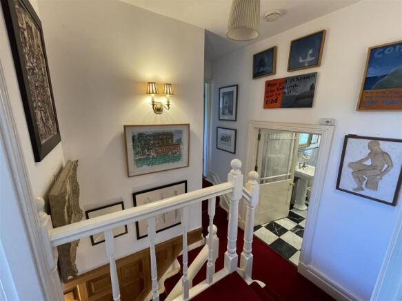 1ST FLOOR - LANDING