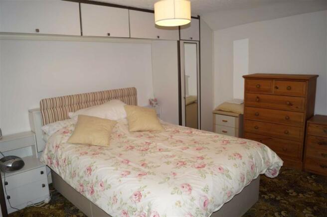 BEDROOM 1 (MASTER)