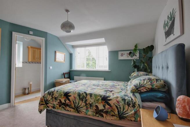 3 bed Town House for sale Image 9