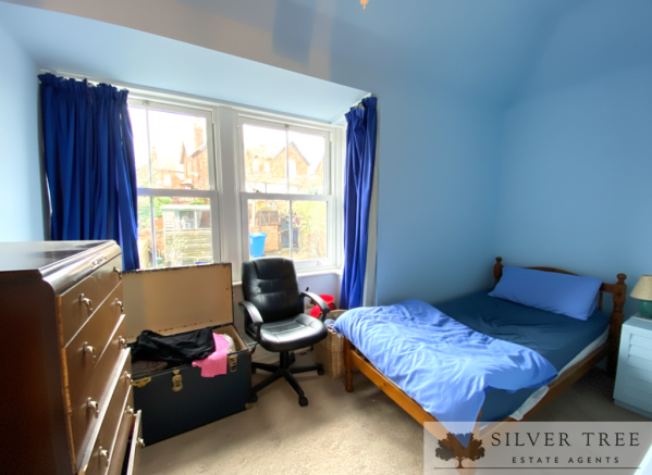 5 bed Semi-Detached for sale Image 9