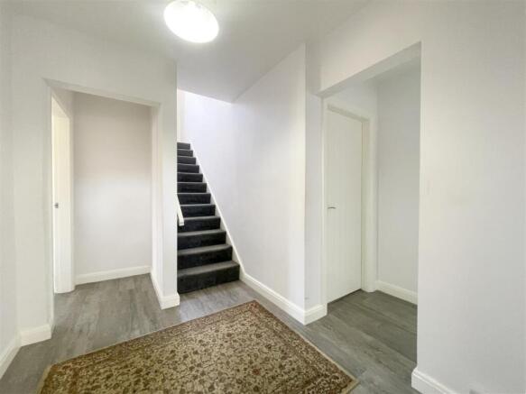 5 bed Detached to rent Image 9