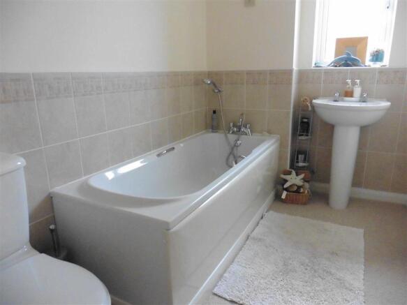 En-suite bathroom (J
