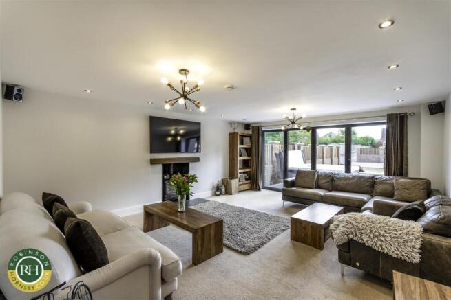 6 bed Detached for sale Image 11