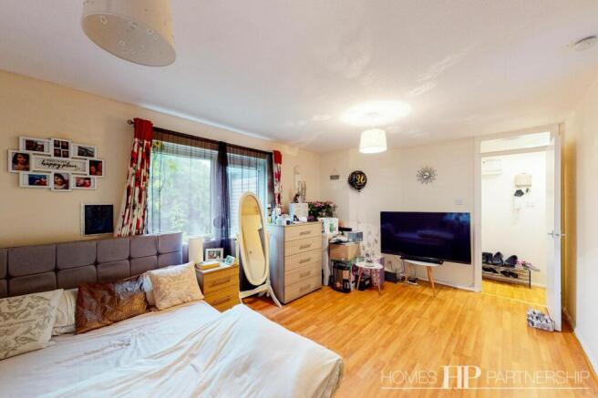 LIVING ROOM/BEDROOM