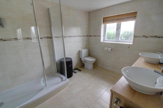 Spacious En-Suite
