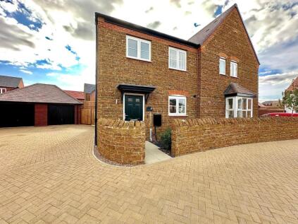 Copperfield Crescent, Collingtree Park, Northampton NN4