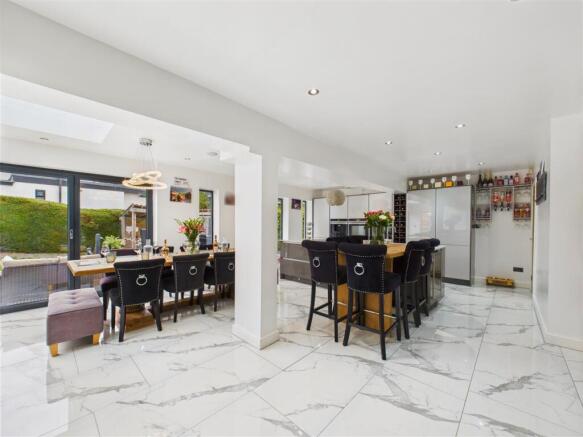 5 bed Detached for sale Image 9