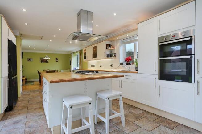 KITCHEN/FAMILY ROOM