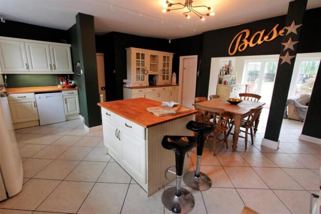 Kitchen (3).JPG
