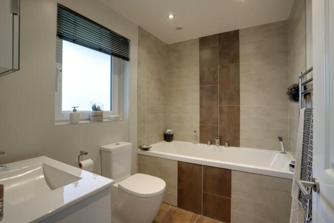 Ensuite to Main B...