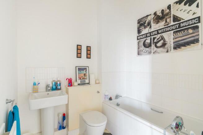 EUNEVANWODGNOL35 - Bathroom B.jpg