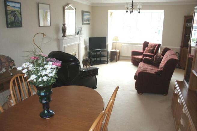 lounge/dining room