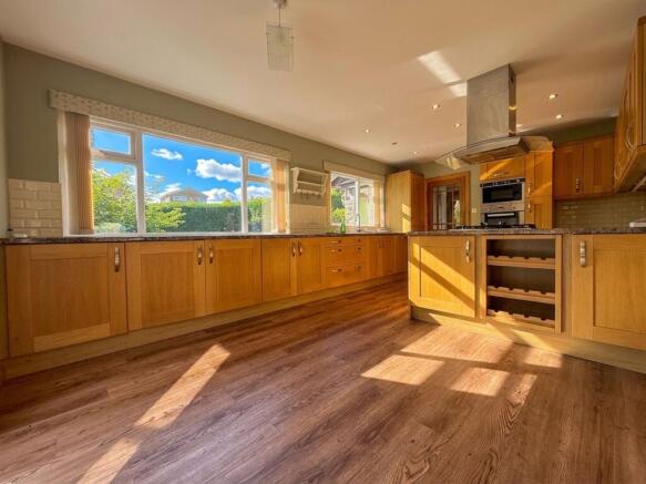 6 bed Detached for sale Image 6