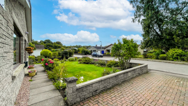 FROINT GARDEN & DRIVEWAY