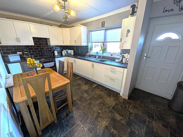 3 bed Semi-Detached for sale Image 6